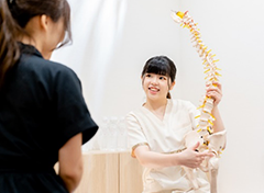 当院では姿勢改善と栄養指導、運動指導によって、カラダの外と内の両面からあなた本来の力を取り戻し、痛みやコリを根本から改善すると共に、見た目の悩みも解消し、心身ともに健康で綺麗にそして自信と元気に満ち溢れた未来を創っていきます。